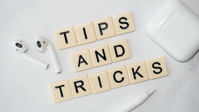"Tipps and Tricks" mit Scrabble Steinen gelegt